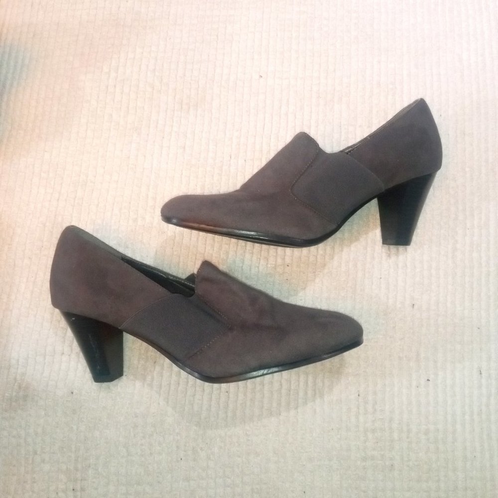 NWOT....Wide width pumps